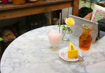 Working in a coffee shop. Laptops were paired with tea, flowers, vases and cakes.Working in a cafe allowing us to enjoy the environment well.