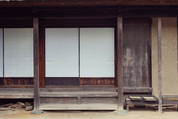 日本の古い家屋。縁側と障子