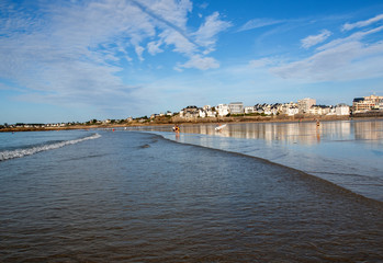  Beach in the evening sun and buildings along the seafront promenade in Saint Malo. Brittany, France