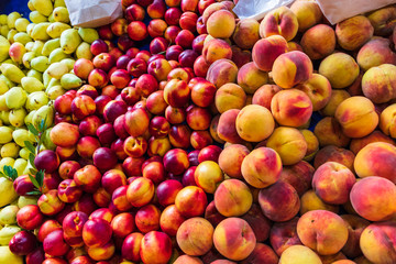 peaches at the market