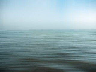 Obraz premium An abstract seascape with blurred panning motion and blue sky
