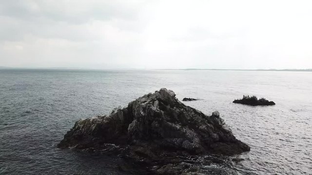 二見岩 鉛色の海 志賀島 曇天 空撮 パンダウン 静止 v04_271(DJI_0117_2)