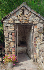 Naklejka premium Victorian outside toilet, also known as an outhouse.