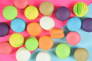 Fototapeta na wymiar French colorful macarons on pink background 