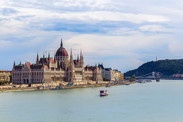 Fototapeta na wymiar Parliament in Budapest with a view of the statue