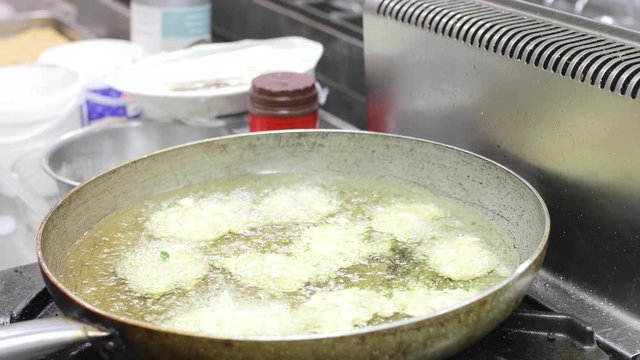 Frittura di frittelle nell'olio di girasoli
