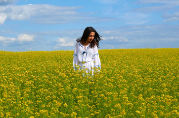 Fototapeta premium girl in white dress in a field of flowers