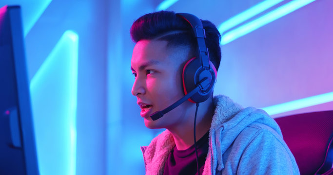 cybersport gamer have live stream