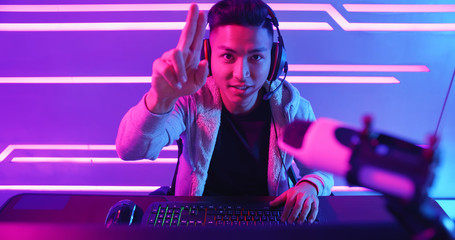 vlogger play game and live