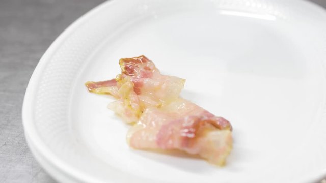 Pancetta arrostita in un piatto