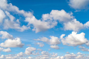 Obraz na płótnie Canvas Clouds on a blue sky over the horizon in a cold autumn morning.
