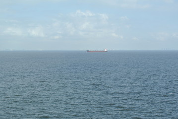 夏空に浮かぶ雲と海の風景