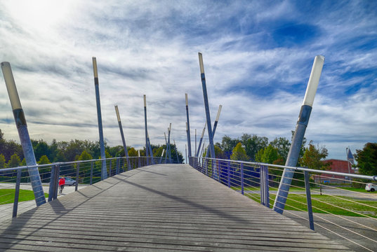 Brücke mit Laternen in einem öffentlichen Park in Gronau