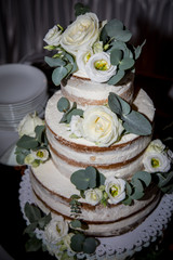 Obraz na płótnie Canvas wedding cake storey with white roses