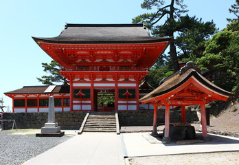 出雲市　日御碕神社楼門と手水舎