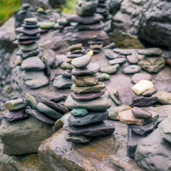 Zen Stapel von Steinen am fluss