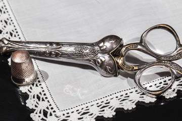 Fingerhut mit alter dekorierter Schere