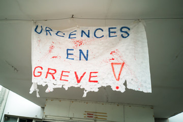 Urgences en grève écrit sur une bannière à l'entrée d'un hôpital français