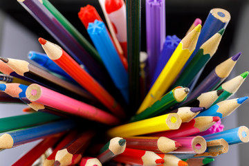 Obraz premium Assortment of colored drawing pencils in a variety of colors.