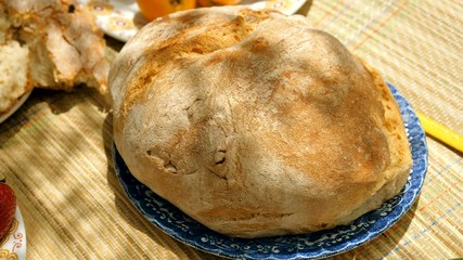 Close-up shot of white wheat bread on a plate prepared for a picnic outdoors. 4K