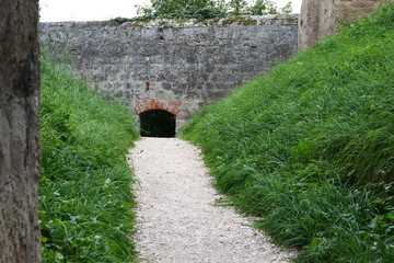 Tor in einer Mauer auf einer Burg