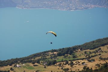Gleitschirmflieger am Gardasee auf dem Monte Baldo