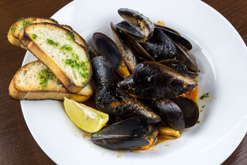 mussels with lemon and fried bread