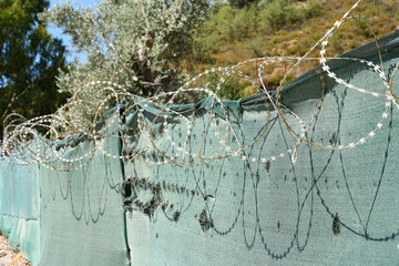 Mit Stacheldraht gesicherter Hof, Moria, Insel Lesbos, Griechenland