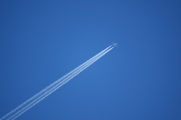 avion dans le ciel