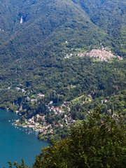 Fototapeta na wymiar The panoramic villages at Como Lake