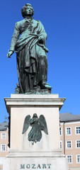 Fototapeta na wymiar statue dedicated to the Austrian composer Mozart in Salzburg