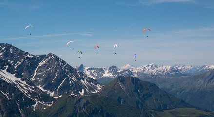 Parapentes dans les Alpes