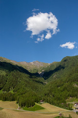 Fototapeta na wymiar Ein sonniger Tag mit Blick auf Gebirge in Osttirol, Österreich