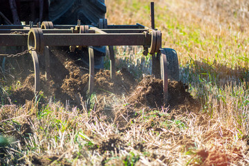 tracteur et sa remorque pour labourer les champs dans un joli paysage