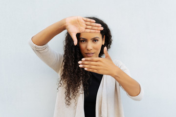 Naklejka premium Creative young woman making a frame gesture