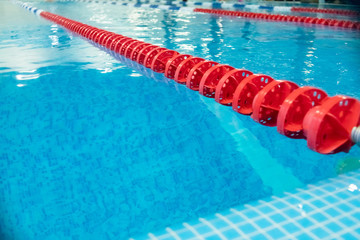 Obraz premium Puste tory w basenie. Wewnętrzne wnętrze dużego niebieskiego basenu w nowoczesnym stylu minimalizmu. Pasy zawodów. Zdrowe życie, aktywny sport