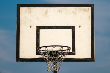 Basketballkorb vor Himmel