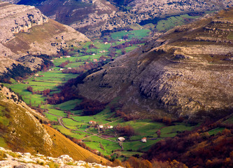 valle profundo de Cantabria y color verde desde las alturas