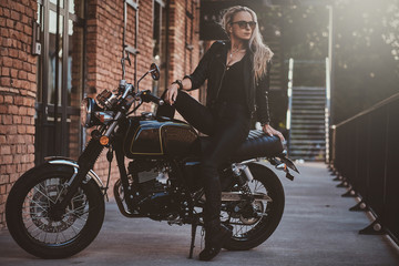 There are mature beautiful woman in sexy biker's clothing, she got her dramatic style.