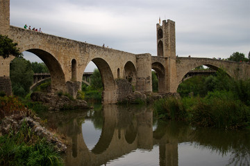 Fototapeta na wymiar El viejo puente del rey medieval