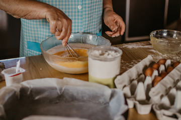 Obraz na płótnie Canvas preparing cakes and pastries at home