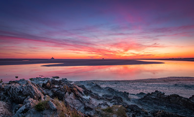 Obraz premium Spectacular sunset close to Mont Saint-Michel