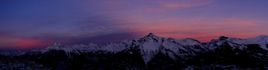 Fototapeta na wymiar Magnifique paysage des Alpes françaises en hiver