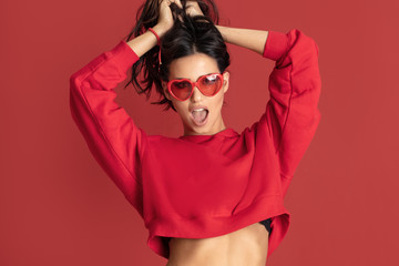 Funny beautiful girl in red sunglasses. - obrazy, fototapety, plakaty