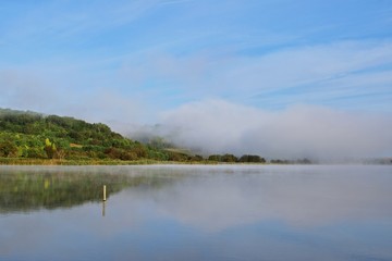 Obraz na płótnie Canvas Nebel über Pacsmag Fischerteiche an einem Herbstmorgen