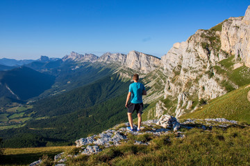 Randonneur admirant le mont Aiguille au pas de la Balme, massif du Vercors, Isère, France