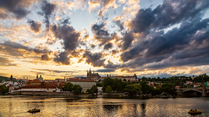 Naklejka premium Sonnenuntergang über dem Prager Hradschin