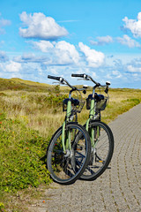 Fototapeta na wymiar Langeoog Fahrräder auf Radweg in den Dünen