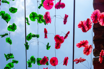 Flores de plástico coloridas para os arraiais tradição da ilha da Madeira