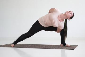 woman doing lunge exercise for spine, variation of utthita parshvakonasana